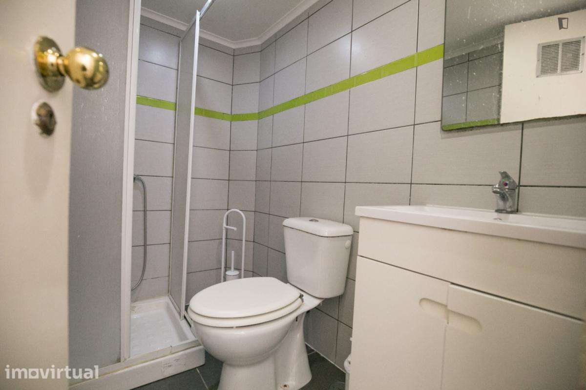 Quarto - localizado em Alameda Lisbon - Grande imagem: 4/32