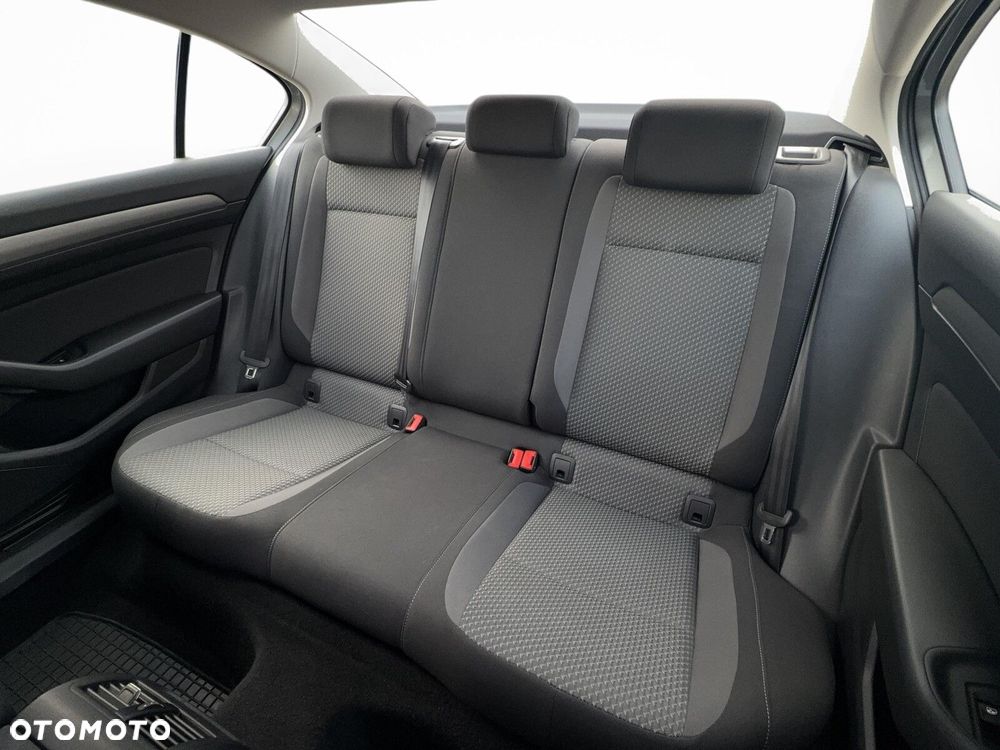 Volkswagen Passat - 25