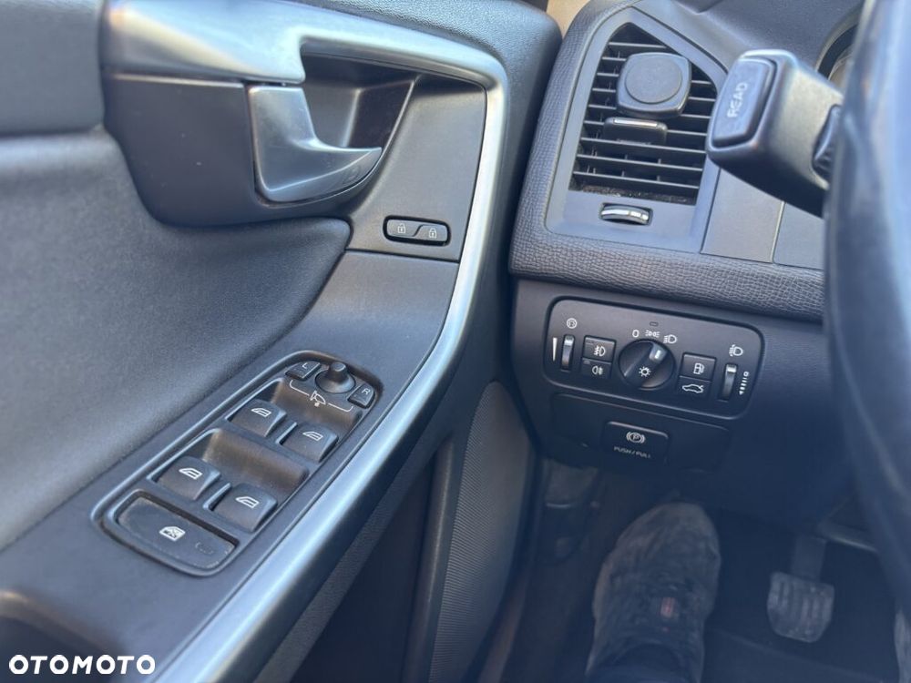Volvo XC 60 2.4D DRIVe Momentum - 9
