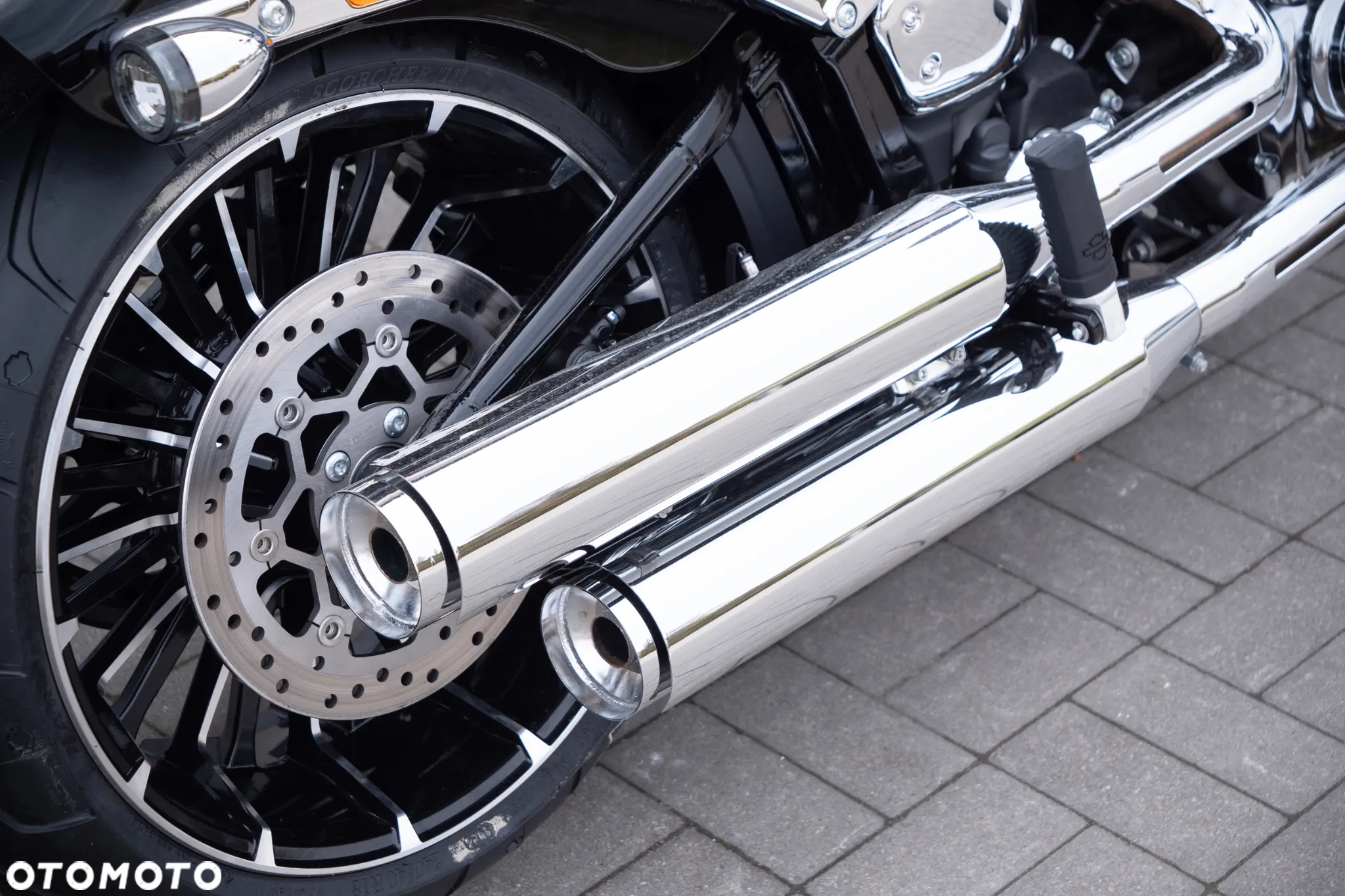 Harley-Davidson Softail Breakout - 8