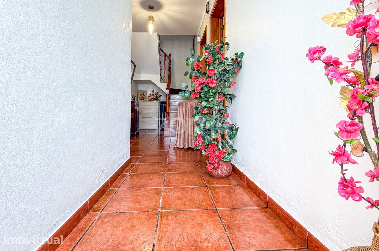 Moradia T4 com cerca de 800 m² de terreno em Santo António - Grande imagem: 3/32