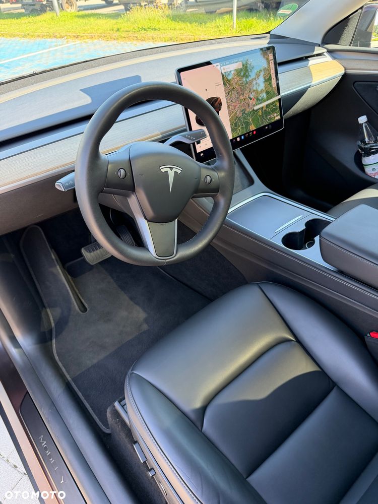 Tesla Model Y Long Range AWD - 14