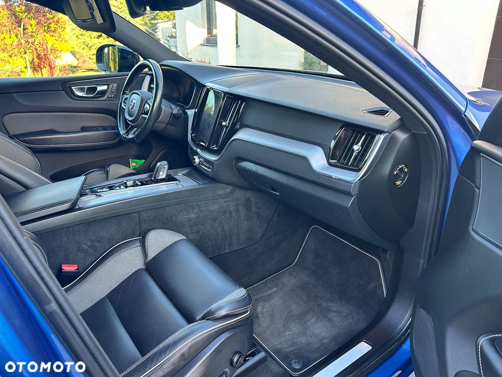Volvo XC 60 B4 D AWD R-Design - 4