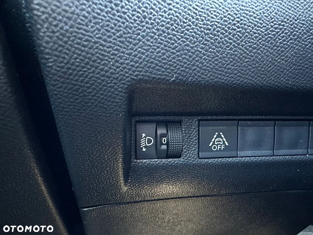 Peugeot 2008 1.2 PureTech Active S&S EAT8 - 11