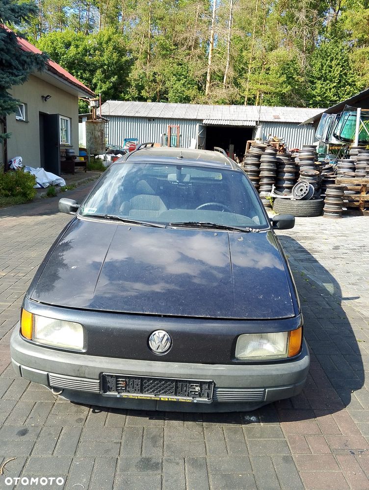 Volkswagen Passat B3 (88-91r.) 1.9 D 68KM. Silnik 1Y Skrzynia ALY pasuje do ALA, ALB, ALS ,ARC,AGC,AFE,AMA lakier LA9V.Cały na części. GWARANCJA !!!  Przód Tył Zestaw Komplet Drzwi Klapa Zderzak Błotnik Maska Grill Atrapa Szyba Pas Lampa Lusterko Boczki Fotel Kanapa Kokpit Deska Rozdzielcza Przełącznik Włącznik Sterownik Przewody Wiązka Instalacja Moduł Komputer Czujnik Listwa Pompa Alternator Wtryski Głowica Rozrusznik Kompresor Sprzęgło Dwumas Silnik Skrzynia ABS Klimatyzacji Paliwa Wspomagania Kolektor Turbina Przepustnica Zawór Chłodnica Koło Hak Belka Sanki Zawieszenie Mcpherson Półoś Amortyzator Wydech Tłumik Zacisk Most - 2