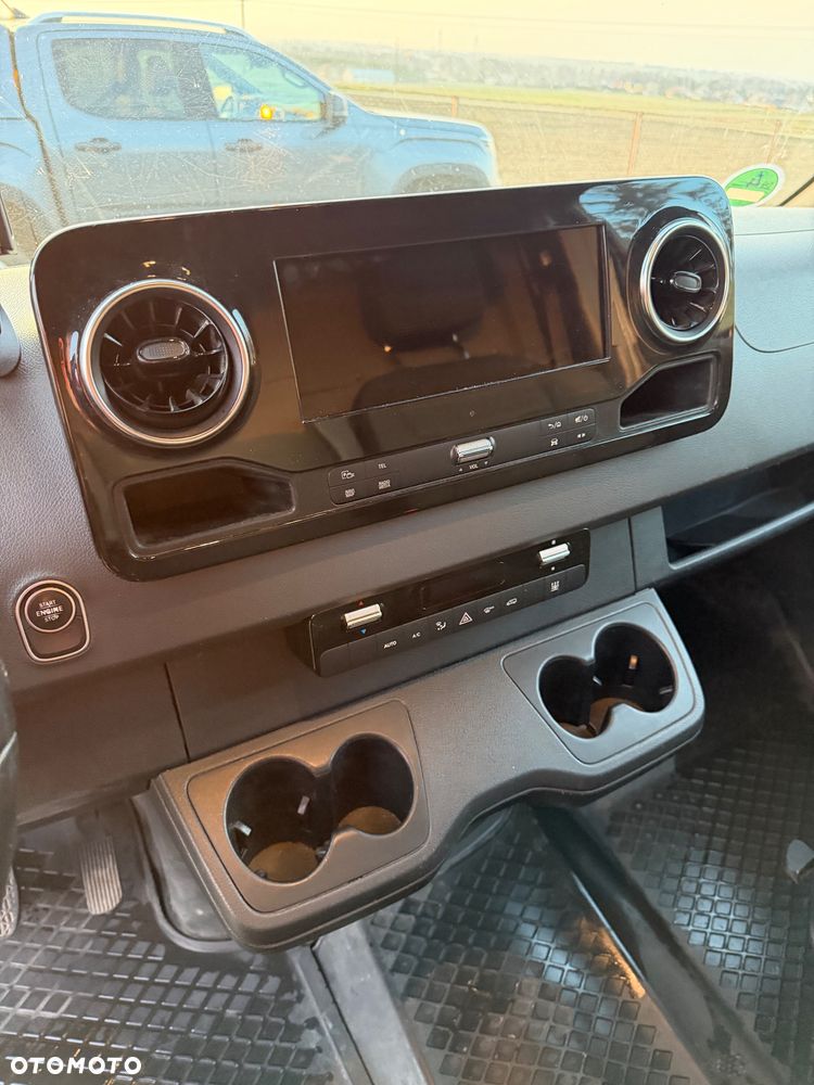 Mercedes-Benz 319 - 18