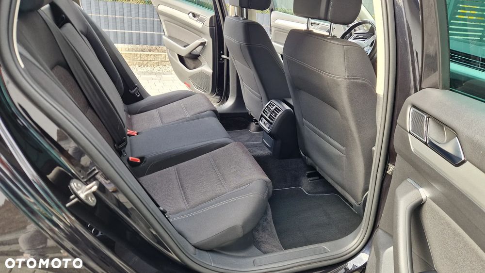 Volkswagen Passat - 36