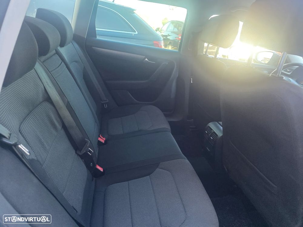 VW Passat Variant 1.6 TDI Highline DSG - 12