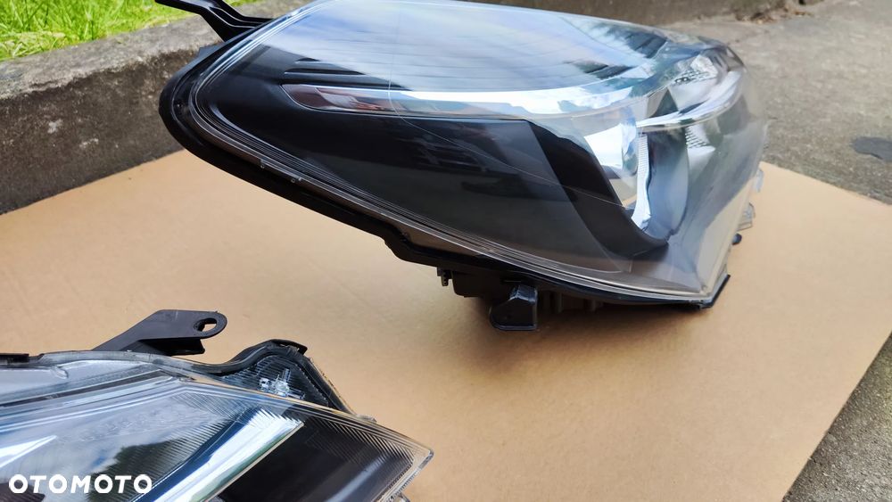 Yaris III Lift 14-17 Lampa Przednia Prawa Soczewka - 6