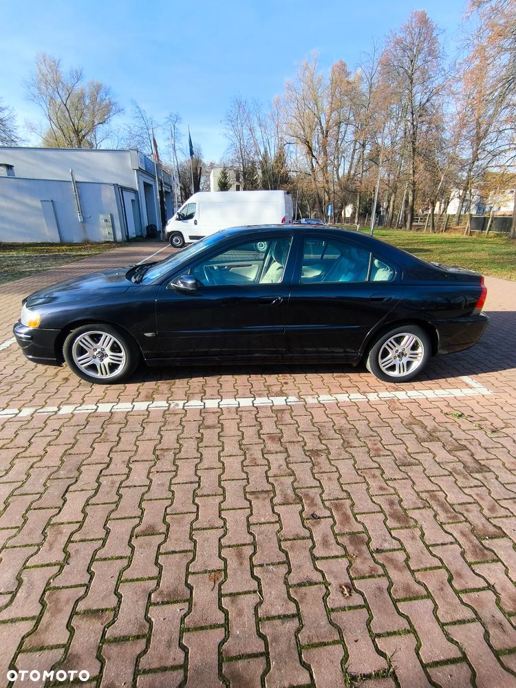 Volvo S60 2.5T Momentum - 1