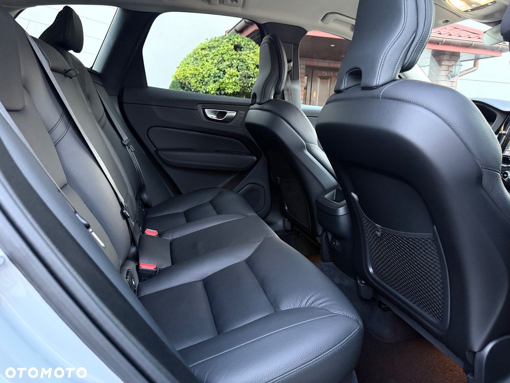 Volvo XC 60 B4 D AWD Plus Dark - 11