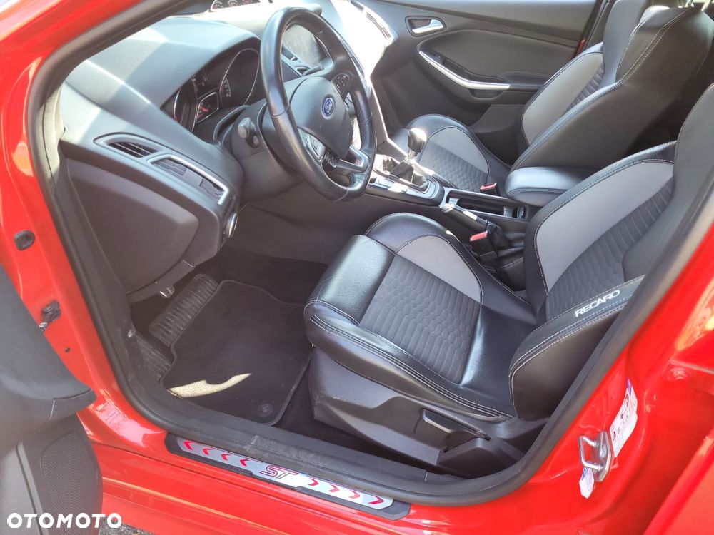 Ford Focus 2.0 EcoBoost ST - 15