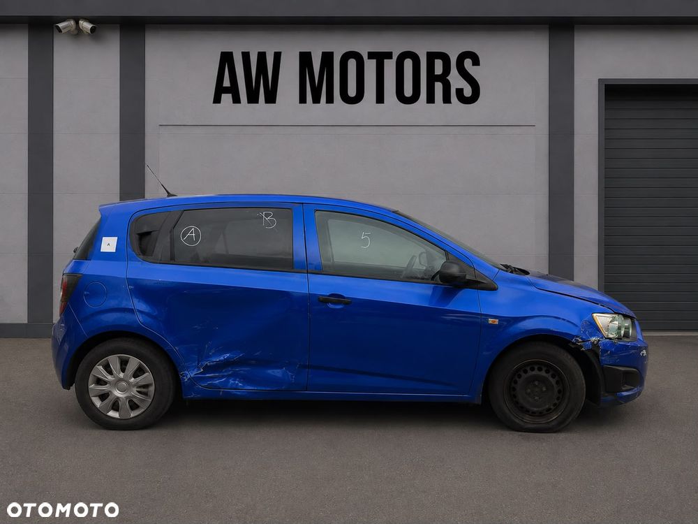 CHEVROLET AVEO 2012 *SAMOCHÓD NA CZĘŚCI* 6195   MASKA, LAMPA, DRZWI, LUSTERKO, ZDERZAK, GRILL, BŁOTNIK, KLAPA, BELKA, DESKA, FOTELE, KANAPA, ĆWIARTKA KIEROWNICA, TARCZE, ZACISKI, ZAWIESZENIE, KOMPLETNY PRZÓD, KOMPLETNY TYŁ, LICZNIK, ZEGARY, PRAWE LEWE PRZÓD TYŁ - 2