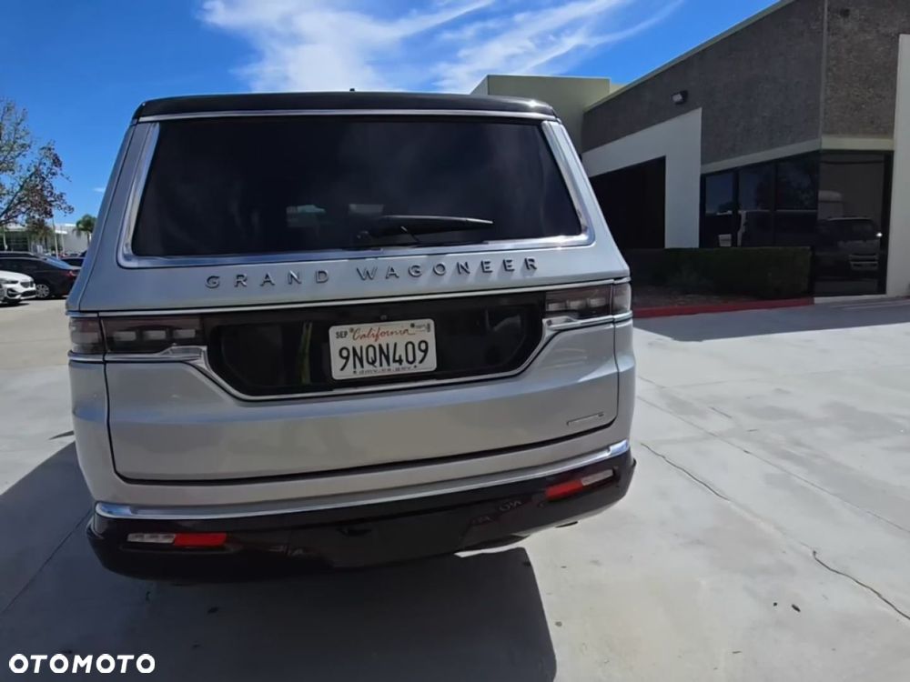 Jeep Grand Wagoneer - 3