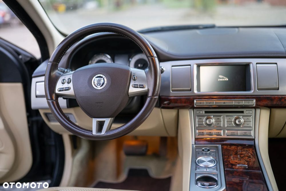 Jaguar XF 2.7 V6 D Premium Luxury - 27