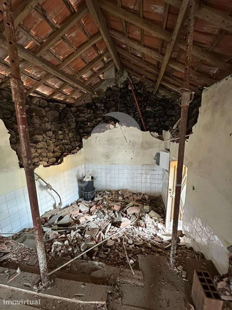 Moradia de 2 pisos p/ restauro, com projeto aprovado, em Paredes de Vi - Grande imagem: 3/13