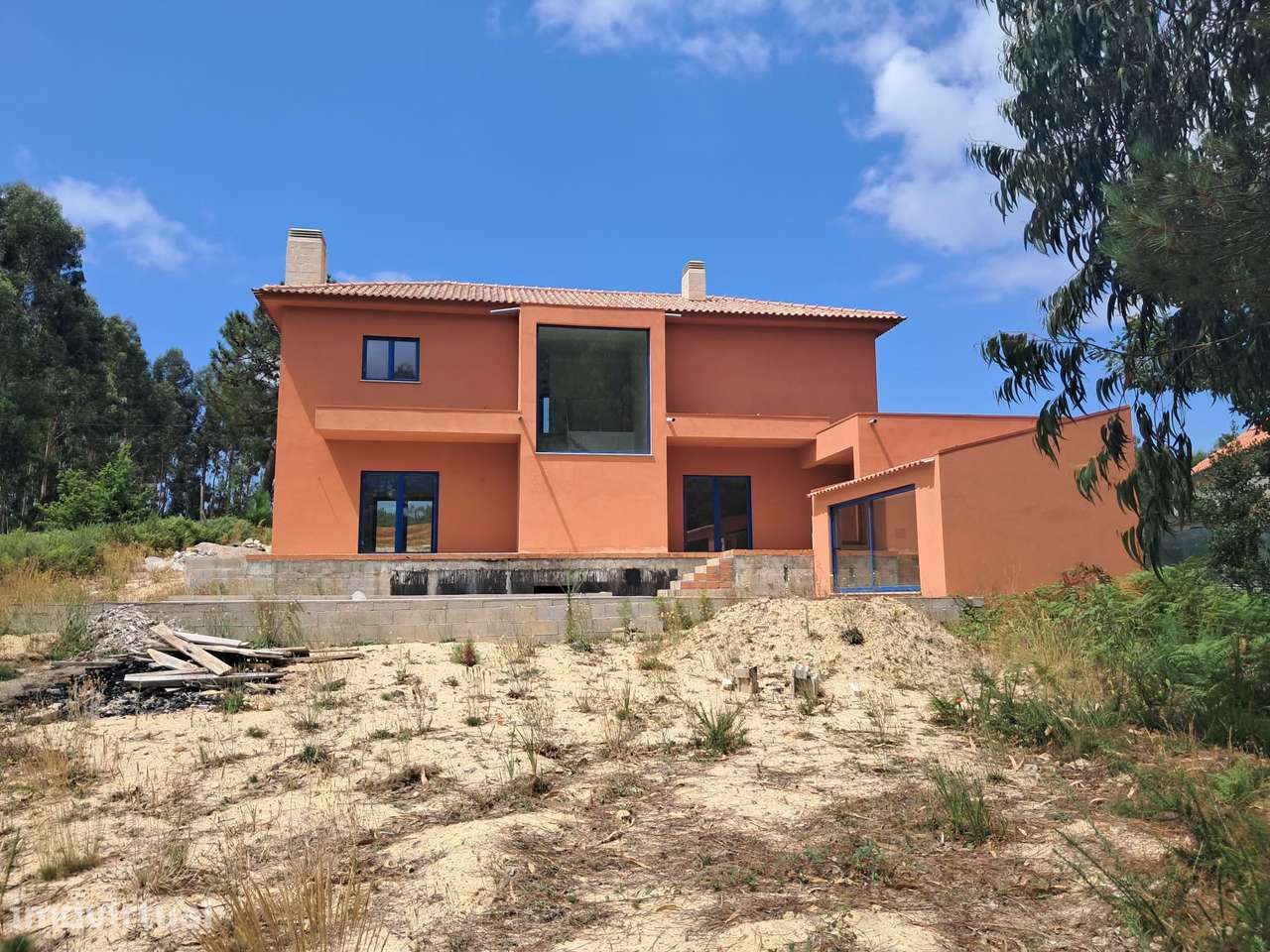 Moradia T4 inserida em 1.320 m² de terreno, a 4 minutos da praia - Grande imagem: 3/50