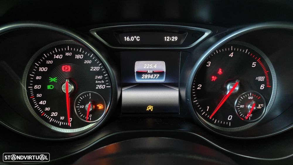 Mercedes-Benz CLA 200 d Shooting Brake AMG Line - 38