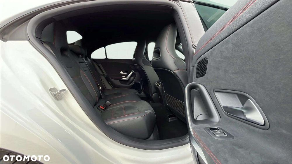 Mercedes-Benz CLA - 12