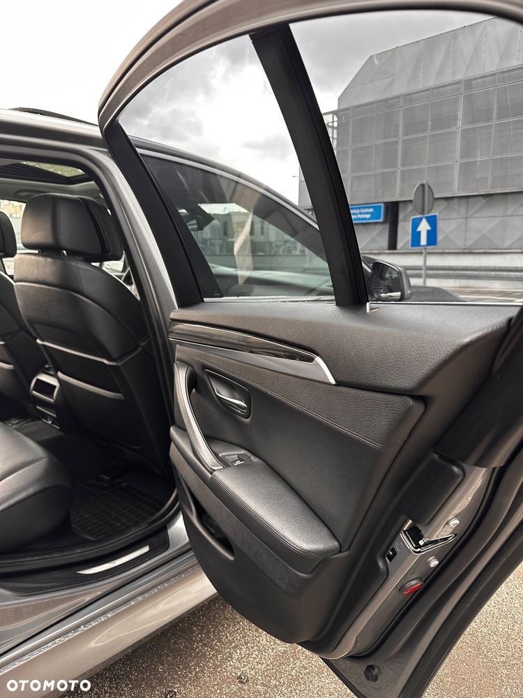 BMW Seria 5 530d xDrive - 32