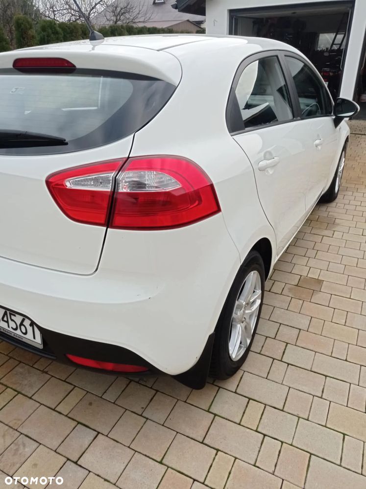Kia Rio 1.2 L - 12