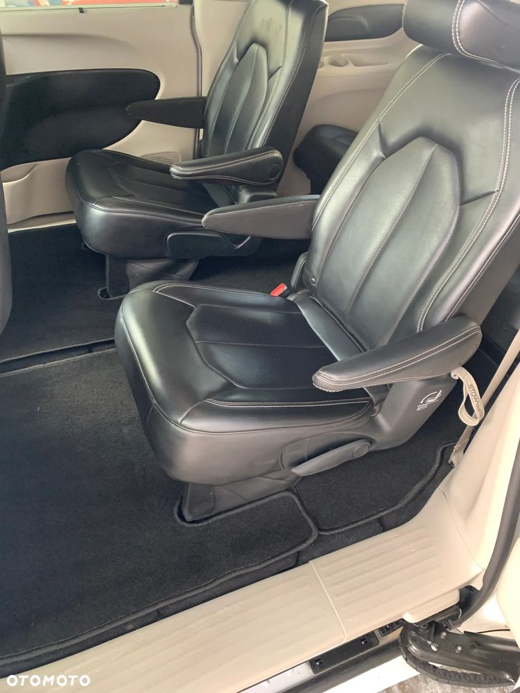 Chrysler Pacifica - 12