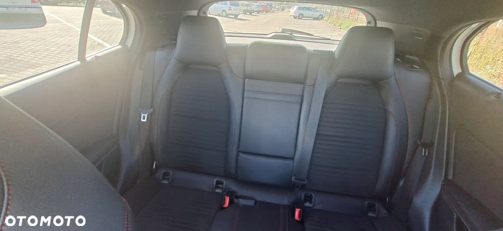 Mercedes-Benz GLA 200 7G-DCT AMG Line - 20