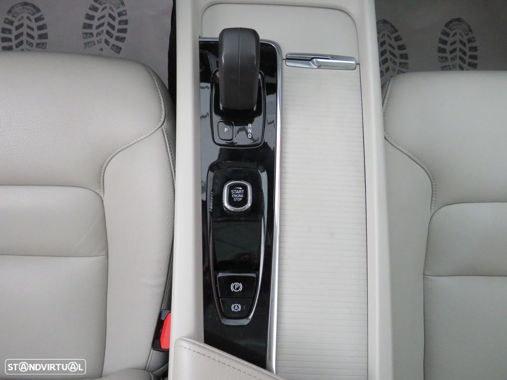 Volvo XC 60 2.0 B4 Momentum Plus - 39