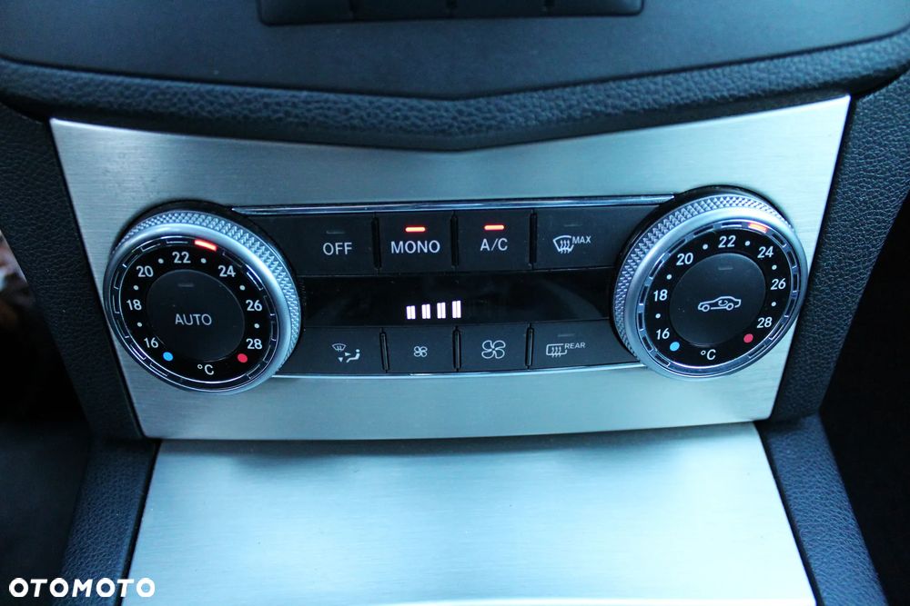 Mercedes-Benz Klasa C 180 T CGI Automatik BlueEFFICIENCY Avantgarde - 28