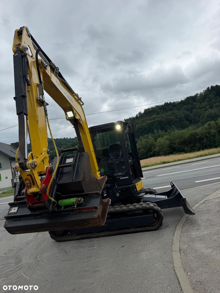 Yanmar VIO50-6A Koparka Gąsienicowa 5 ton jak Nowa z Salonu 2018 rok. 1900 mtg. Szybko-złącze. Łyżka uchylna Hydraulicznie. 3 łyżki Oryginalne skandynawskiego typu. Yanmar silnik 4 cylindry! Maszyna z Norwegii. DEKRA 2026rok AKTUALNA! Dokumentacja! Pompa ON. ani deka luzów i wycieków! OKAZJA Linia Hydr. Plus. Długie ramię PLUS. Oświetlenie LED. Gąski bardzo ładne. Wielka Okazja! Pełne sterowanie z dżojstików!! - 2