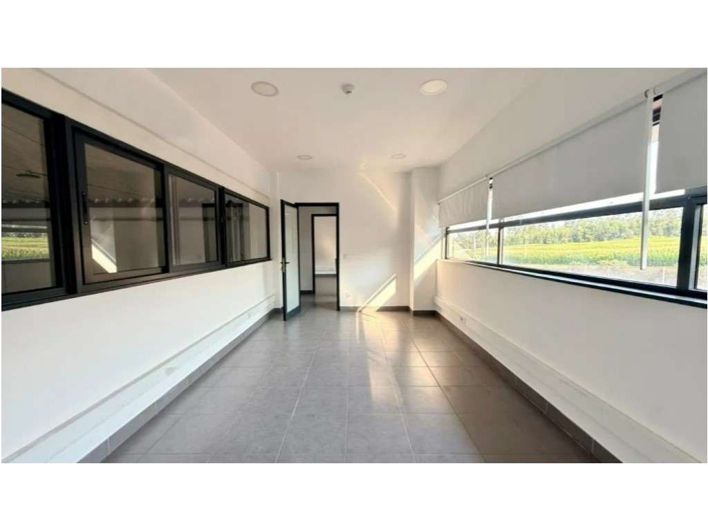 Armazém Industrial com 790 m² em Guilhabreu - Grande imagem: 5/13