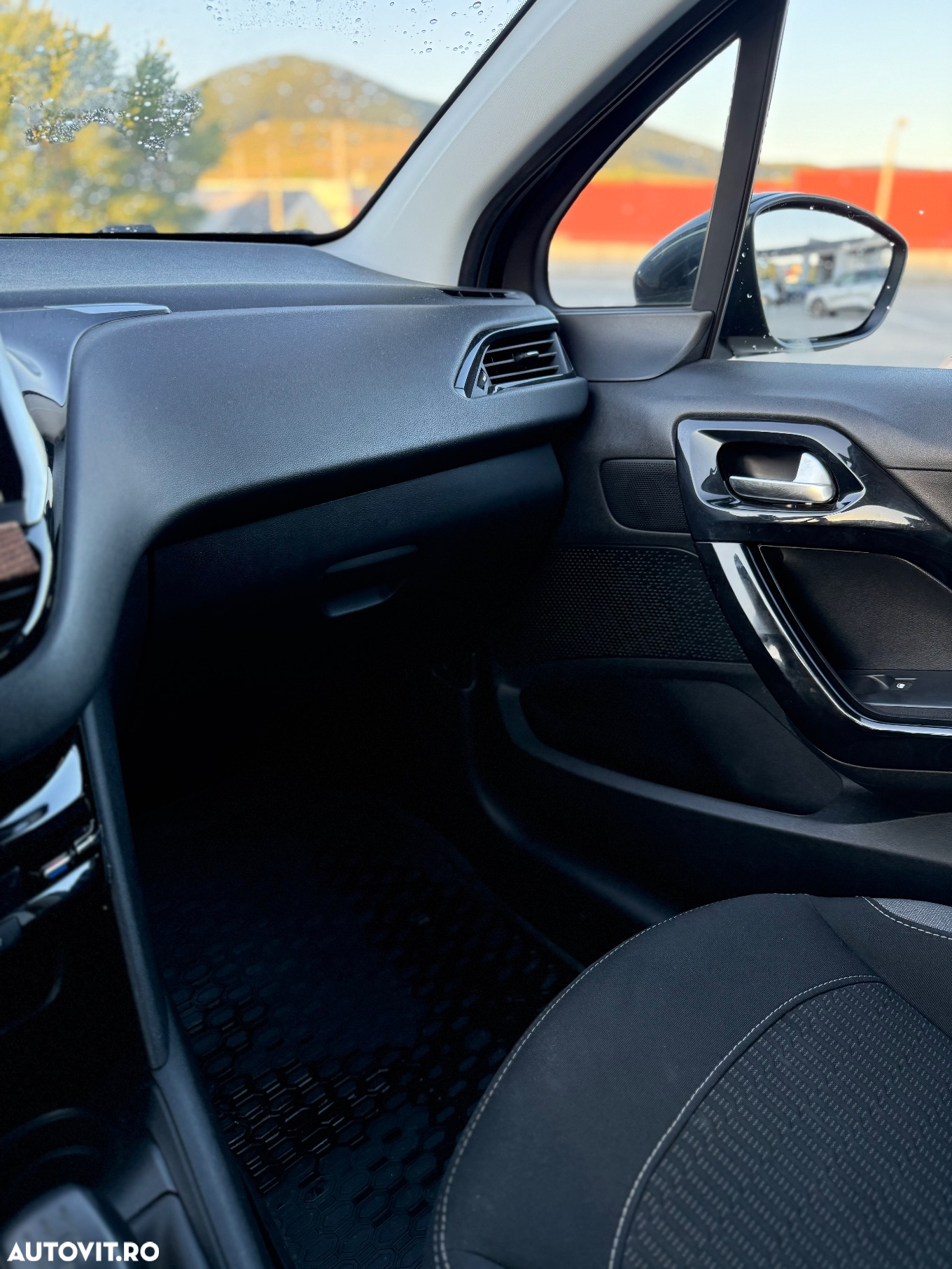 Peugeot 208 - 8