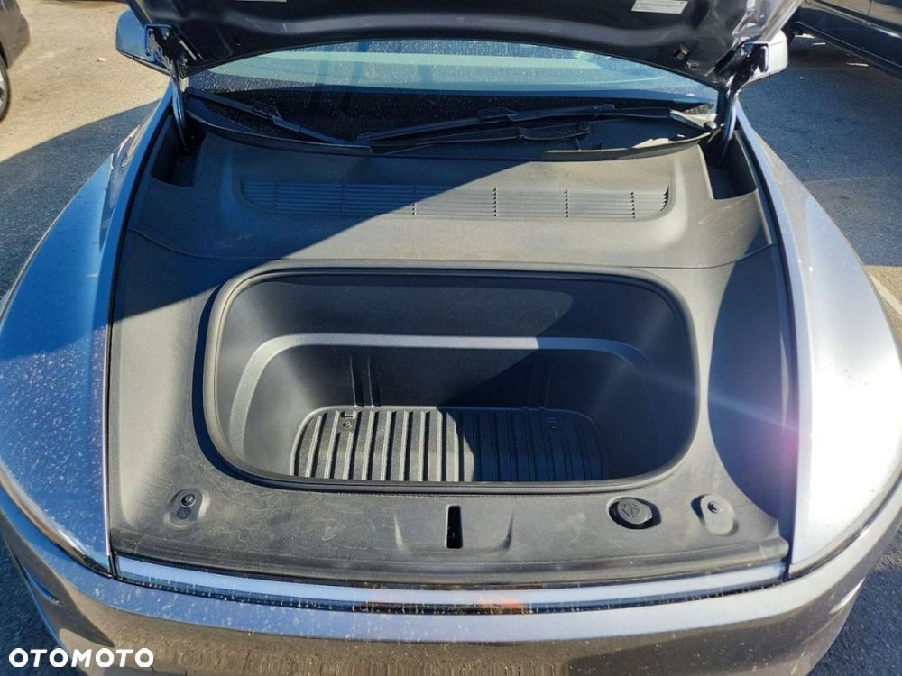Tesla Model Y - 8