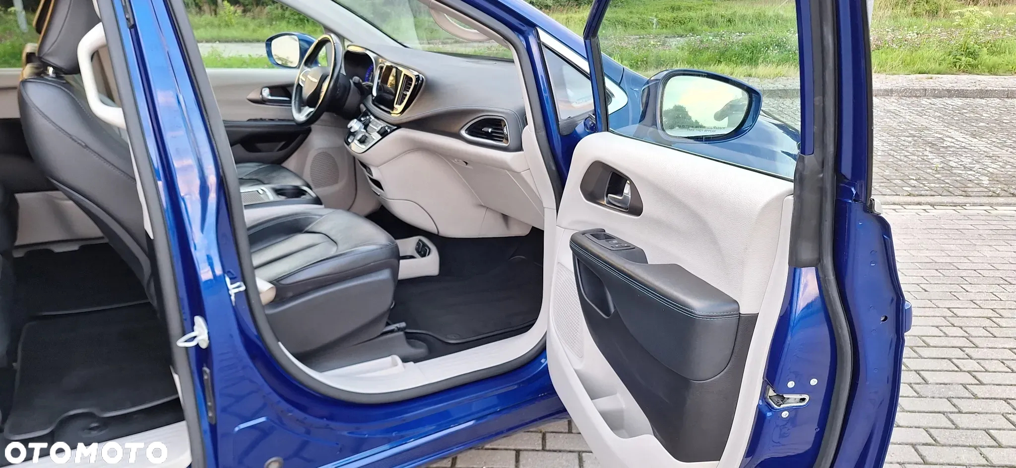 Chrysler Pacifica - 11