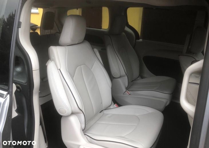 Chrysler Pacifica - 11