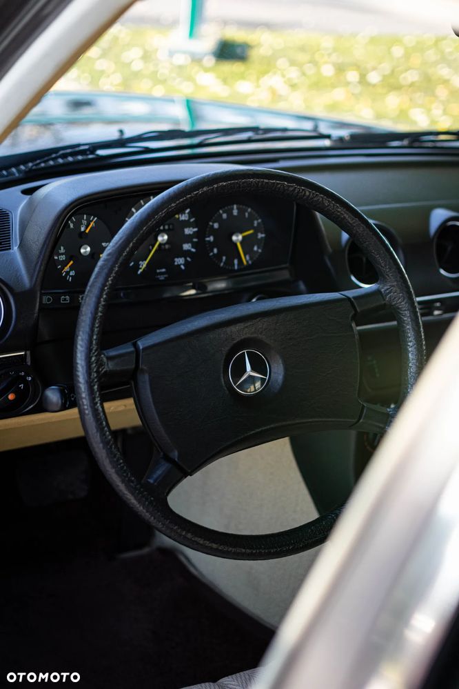 Mercedes-Benz W123 - 14