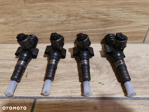 Wtryskiwacze Volkswagen Passat B6 Audi A4 B7  2.0 TDI 03G130073G