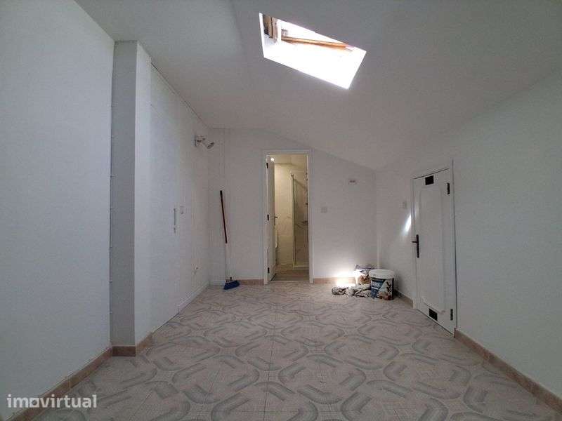 Apartamento T4 no centro da Charneca de Caparica - Grande imagem: 3/8
