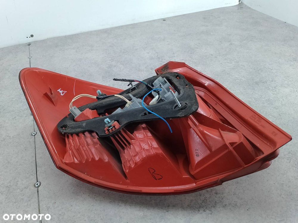 LAMPA TYLNA PRAWA TOYOTA AURIS I HATCHBACK 5D - 6