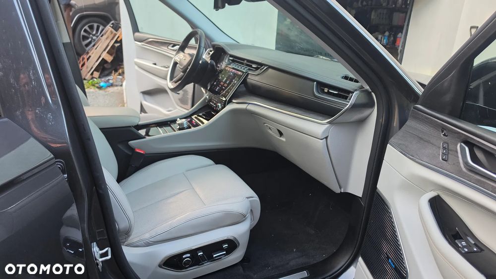 Jeep Grand Cherokee - 21