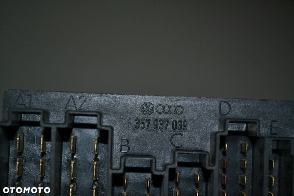 VW PASSAT B4 T4 SKRZYNKA BEZPIECZNIKÓW 357937039 - 3