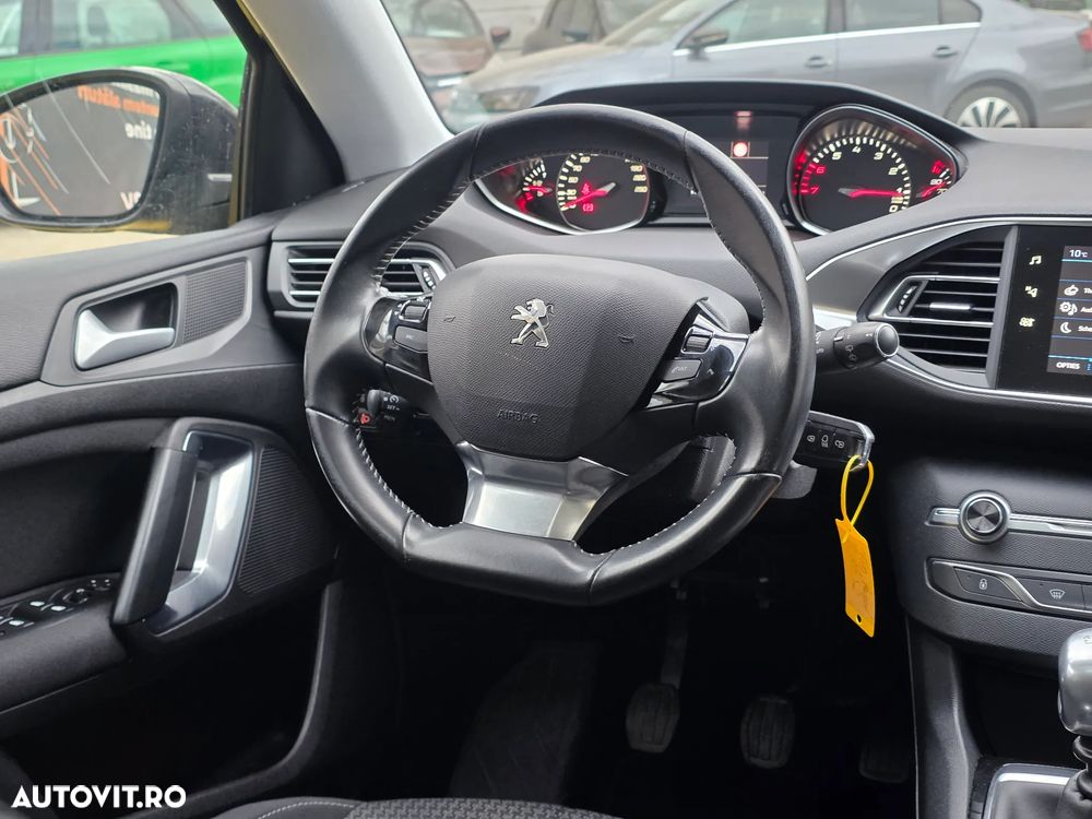 Peugeot 308 1.2 L PureTech Turbo S&S Allure - 20
