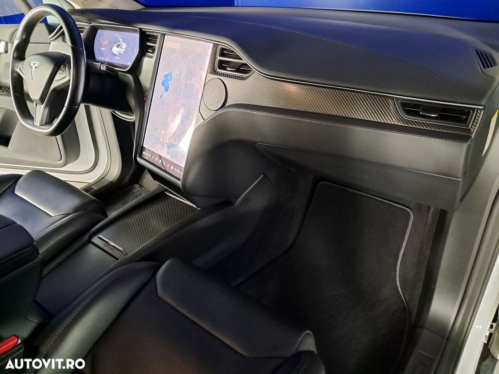 Tesla Model X - 17