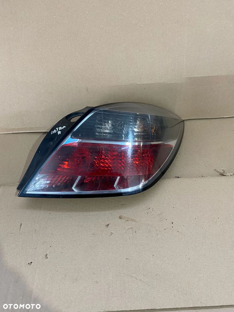 LAMPA PRAWA TYŁ TYLNA OPEL ASTRA H LIFT HB - 1