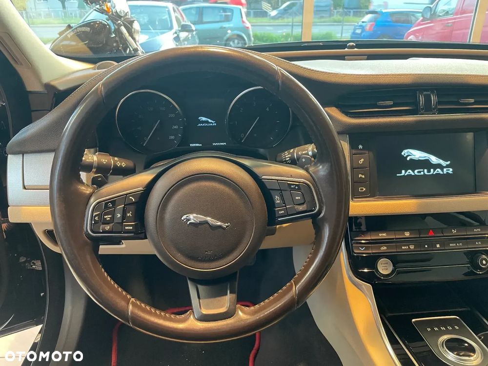 Jaguar XF 2.0 i4D AWD Pure - 11