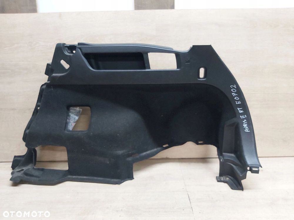 Toyota Auris II boczek bagażnika prawy tył Kombi 64730-02200