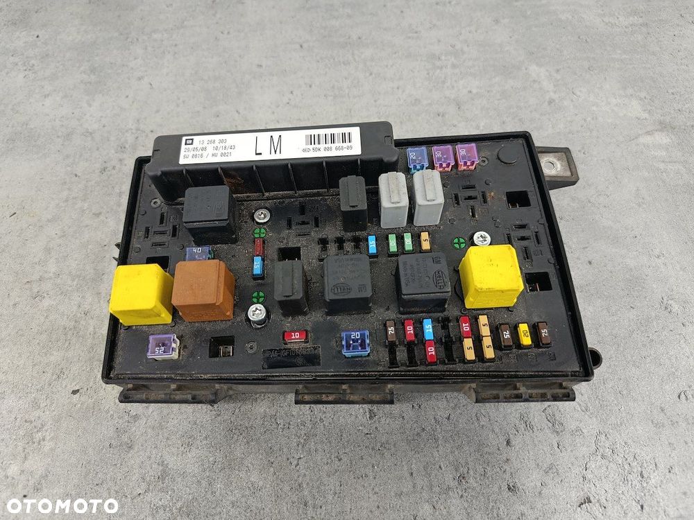 SKRZYNKA BEZPIECZNIKÓW ZEWNĘTRZNA OPEL ASTRA H 13268303 5DK008668-09  HELLA - 1
