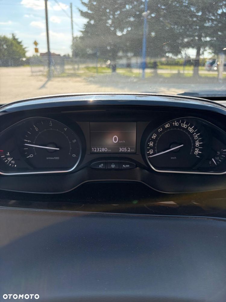 Peugeot 208 - 12