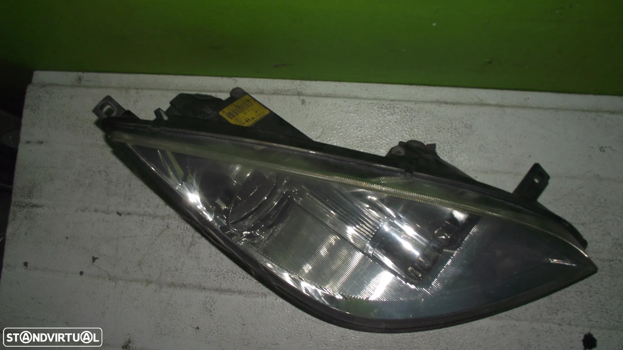 Farol Direito Mitsubishi Colt - 2005 / 2008 - 2