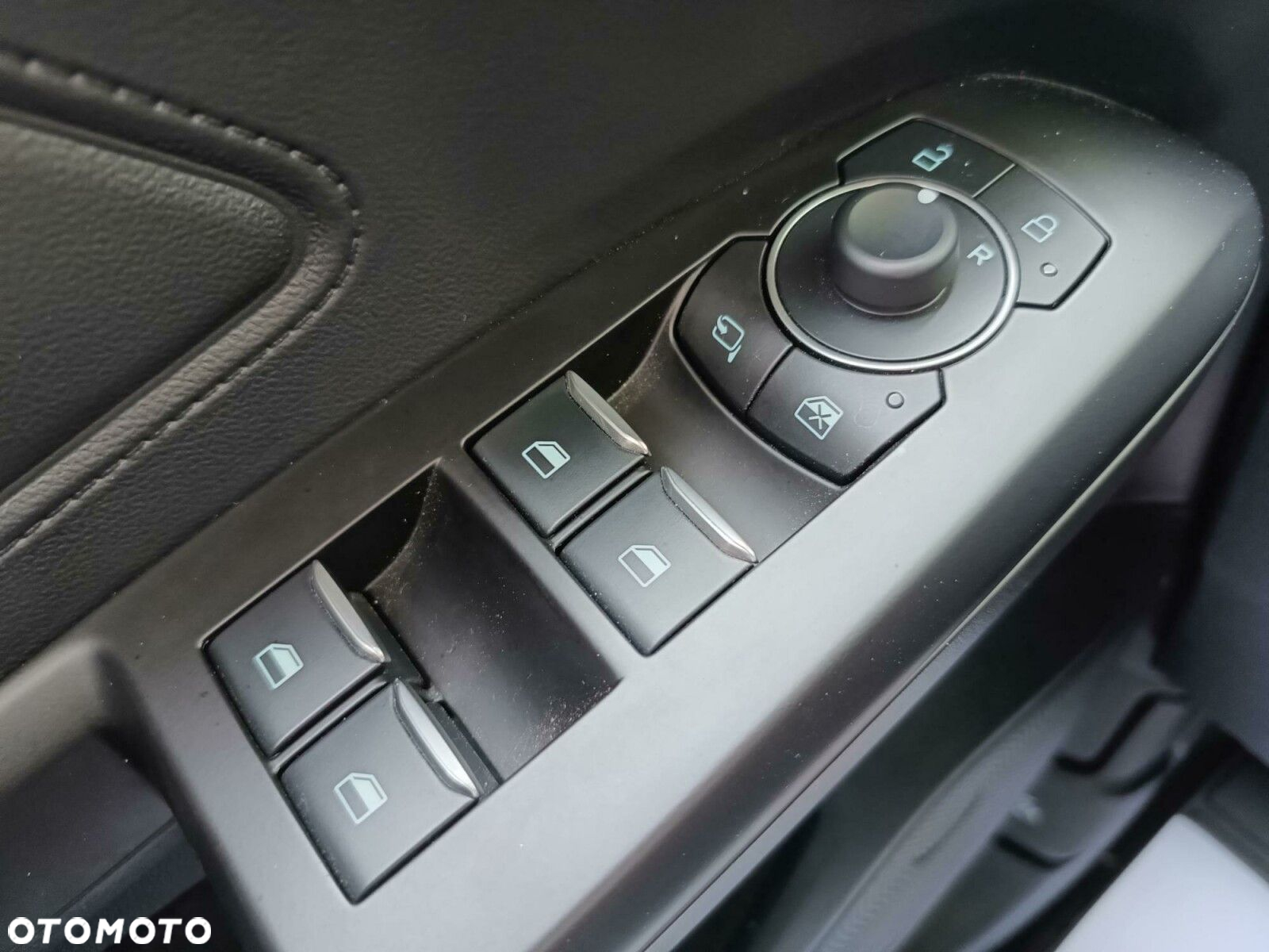 Ford Focus 1.0 EcoBoost Titanium X - 24